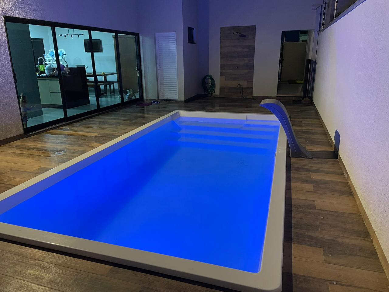 Piscina aquecida com iluminação LED à noite